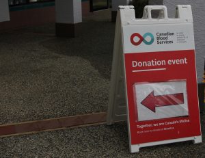 A placard shows the way to a blood donation location